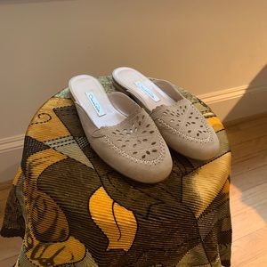 Oscar de la renta tan flats